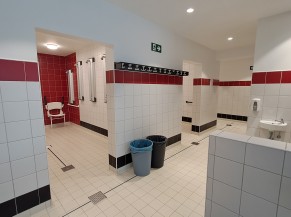 Douche H et F avec siège de douche et main courante vers 1ère douche - Patères dans le couloir