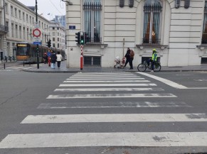 Traversées routières avec des bordures abaissées (pente raide à franchir)