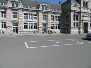 Vue générale sur la place Crombez - Gare de tournai