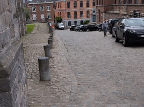 Hellende geplaveide weg naar de toegankelijke ingang. Mensen kunnen voor de deur worden afgezet.