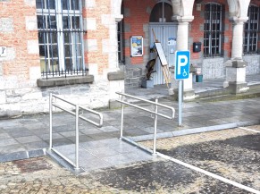 Rampe permettant de relier le parking au trottoir