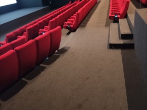Circulation intérieure de la salle de cinéma