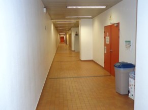 Couloir de l'étage desservant les salles de sport
