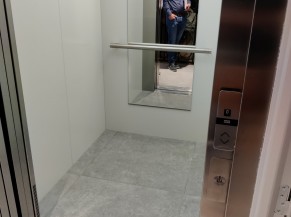Ascenseur menant à la chambre PMR