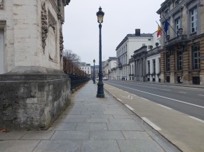 Cheminement de plain-pied  le long de la rue de la loi,