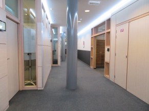 couloir niveau 0 avec pilastre centrale