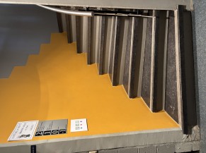 Escalier giratoire avec main-courante côté intérieur uniquement