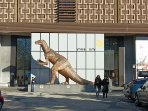 Enseigne avec statue dinosaure