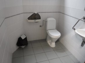 Toilette réservée aux PMR mais mal équipée et trop petite.