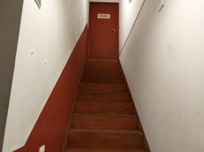 Escalier d'accès non sécurisée pour rejoindre la mezzanine