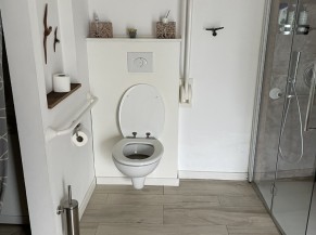 Salle de bain entièrement adaptée PMR