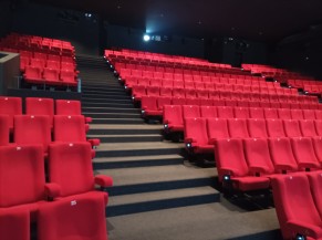 salle de cinéma sous forme de gradins avec des sièges