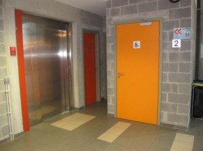 ascenseur + porte sanitaire pmr