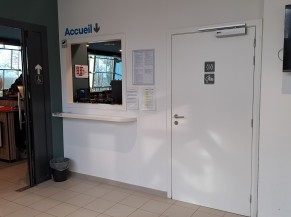 Guichet d'accueil devant la porte et tablette alternative pour utilisateurs de fauteuils roulants à la cafeteria