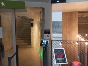 Entrée vers les salles avec portique