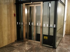 Ascenseur desservant étage entrée salle d'exposition
