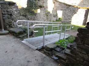 Rampe d'accès sécurisée présente sur le parcours principal des ruines