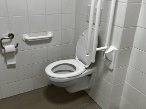 Toilettes équipées et accessibles