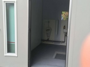 Un conteneur installé à l'extérieur pour offrir des toilettes PMR mais en attendant les quelques derniers ajustement, des aménagements doivent être mis en place par le personnel du musée (palettes métalliques permettant le passage du seuil pour les chaises roulantes)