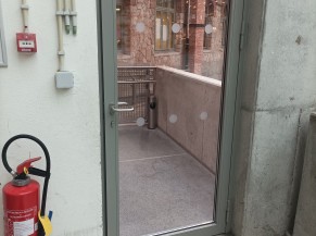 Porte d'entrée avec insuffisante de sécurisation des parties vitrées