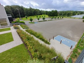 Emplacements de parking PMR dans le parking de l'Aula Magna + rampe d'accès