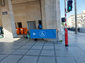 Signalétique posée sur barrière nadar
