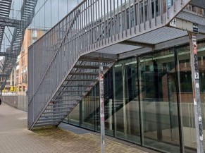 Escalier extérieur non sécurisé