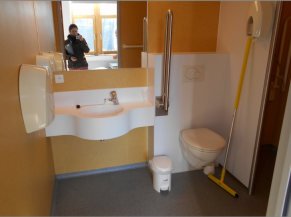 Toilette adaptée dans chambre PMR