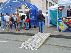 Stand rendu accessible du village associatif  via une rampe