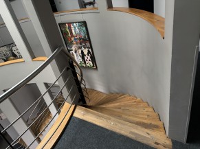 Escalier giratoire avec main-courante côté intérieur uniquement
