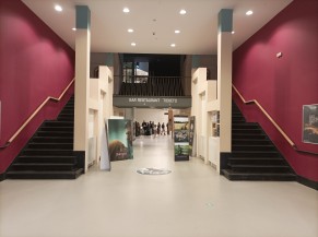 Le grand hall d'intérieur