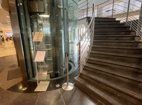 Escalier et ascenseur menant à l'étage, à la salle du Conseil communal