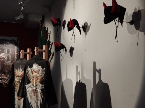 Costumes du Doudou exposés sur un mur