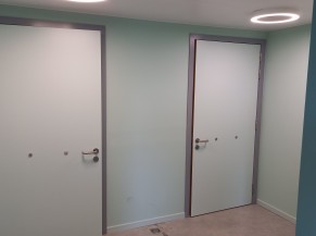 Portes d'accès aux WC PMR (avec les portes contrastées)
