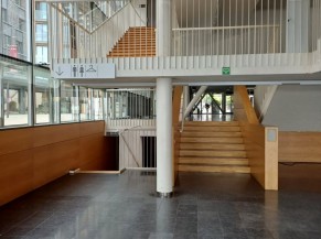 Bâtiment intérieur et accès au vestiaire via escalier