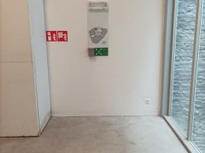 Zone de refuge sécurisée PMR en cas d'incendie avec un bouton d'appel