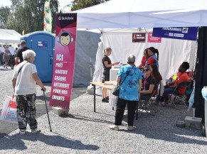 PRM info point + volunteers , guide bar