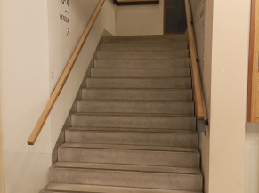 Escalier principal vers les salles de cinéma
