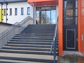 Escalier d'entrée et élévateur vertical avec porte battante à ouverture automatique