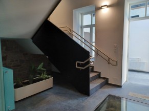 Staircase : double handrails with overhangs on 2 sides, secure area under the staircase