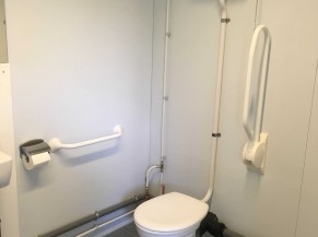 La toilette n'est malheureusement pas aux normes pour l'instant (hauteur d'assise à 42 cm et barres d'appui placées respectivement à 50 et 27 cm de l'axe du wc)