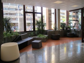 Présence d'assises dans le couloir donnant accès aux salles de réunion