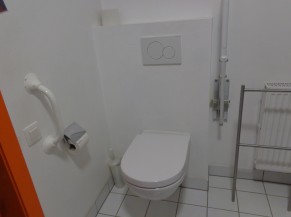 Salle de douche commune avec WC et lavabo