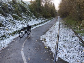 Cheminement le long des rails des Draisines, ancien chemin de fer