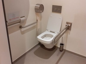 Toilette PMR entrée
