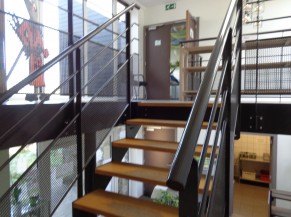 Escalier pour accès depuis le rez-de-chaussée au 1er étage