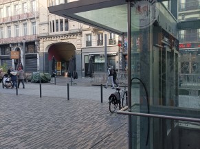Vue du Palace depuis l'accès d'ascenseur du métro "Bourse"