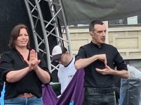 Interprètes entrain de signer