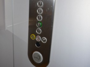 Boutons de l'ascenseur - braille et contraste