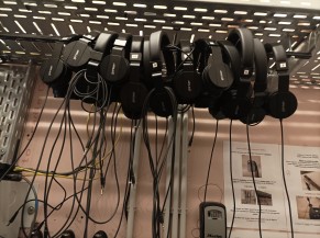 Les salles sont dotées d’une boucle d’induction et de casques pour amplification sonore